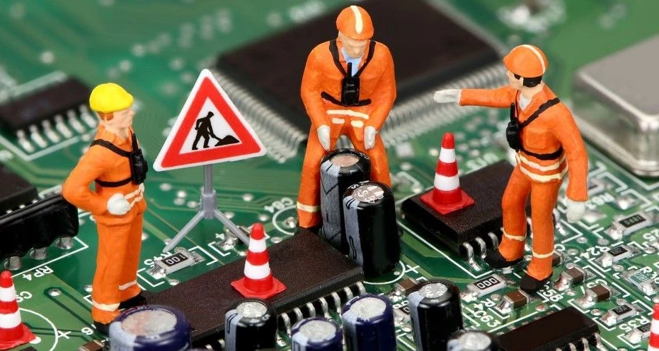 Technik serwisu RTV i AGD naprawiający sprzęt w Przemyślu